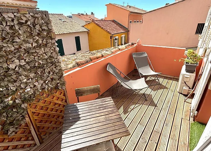 Studio terrasse Sanary centre ville rue piétonne